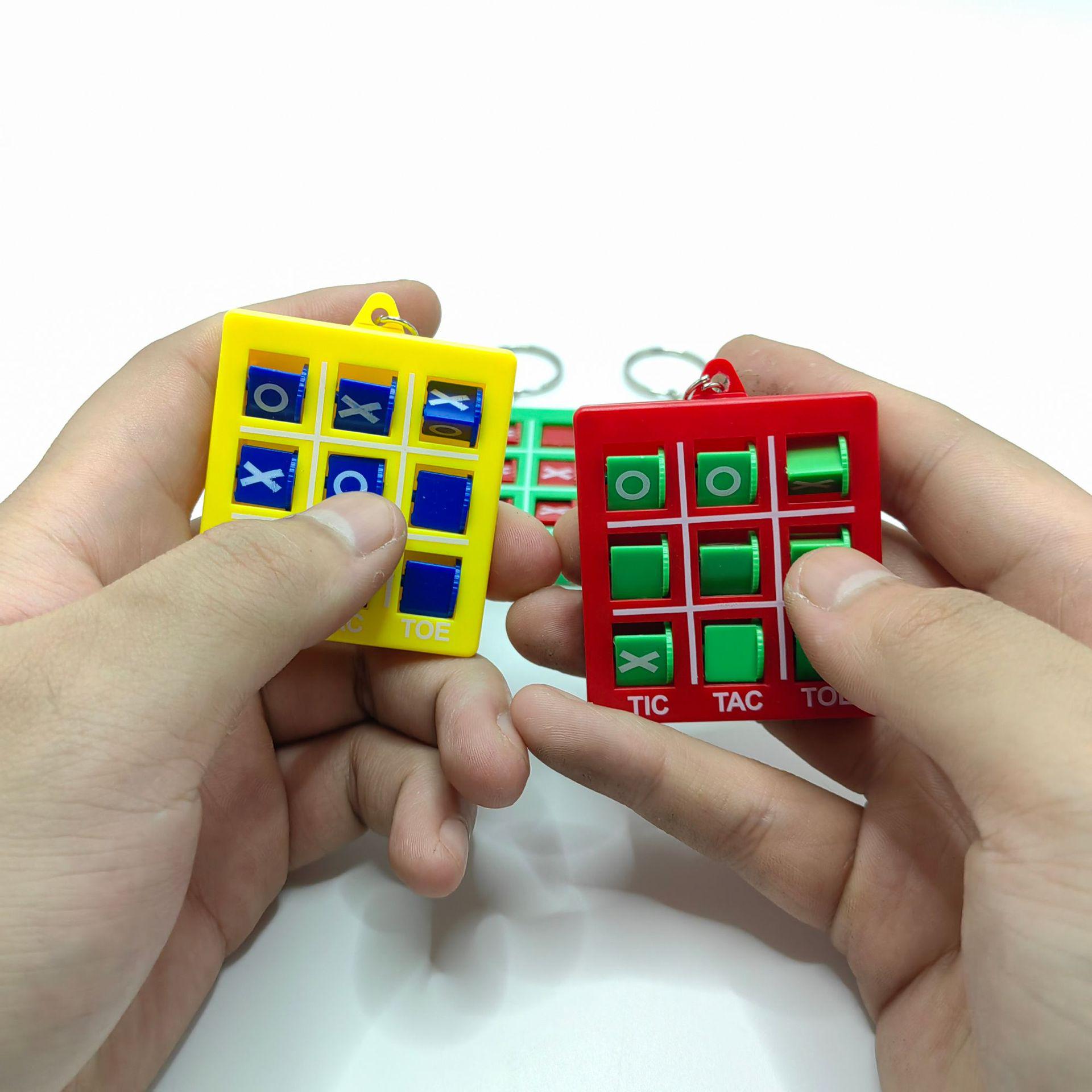 

Брелок Крестики-нолики: Пластиковые шахматы для учеников начальной школы