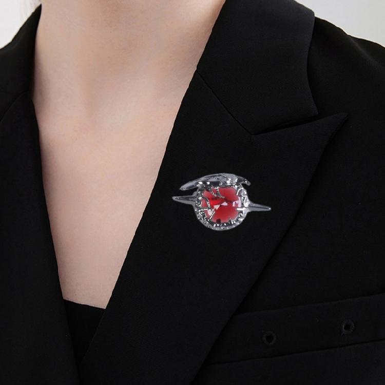 1 Set Krähen-Brosche mit passendem Anhänger-Halskette Hals Schmuck Rot Zirkon Design für Anime-Liebhaber und Trendsetter