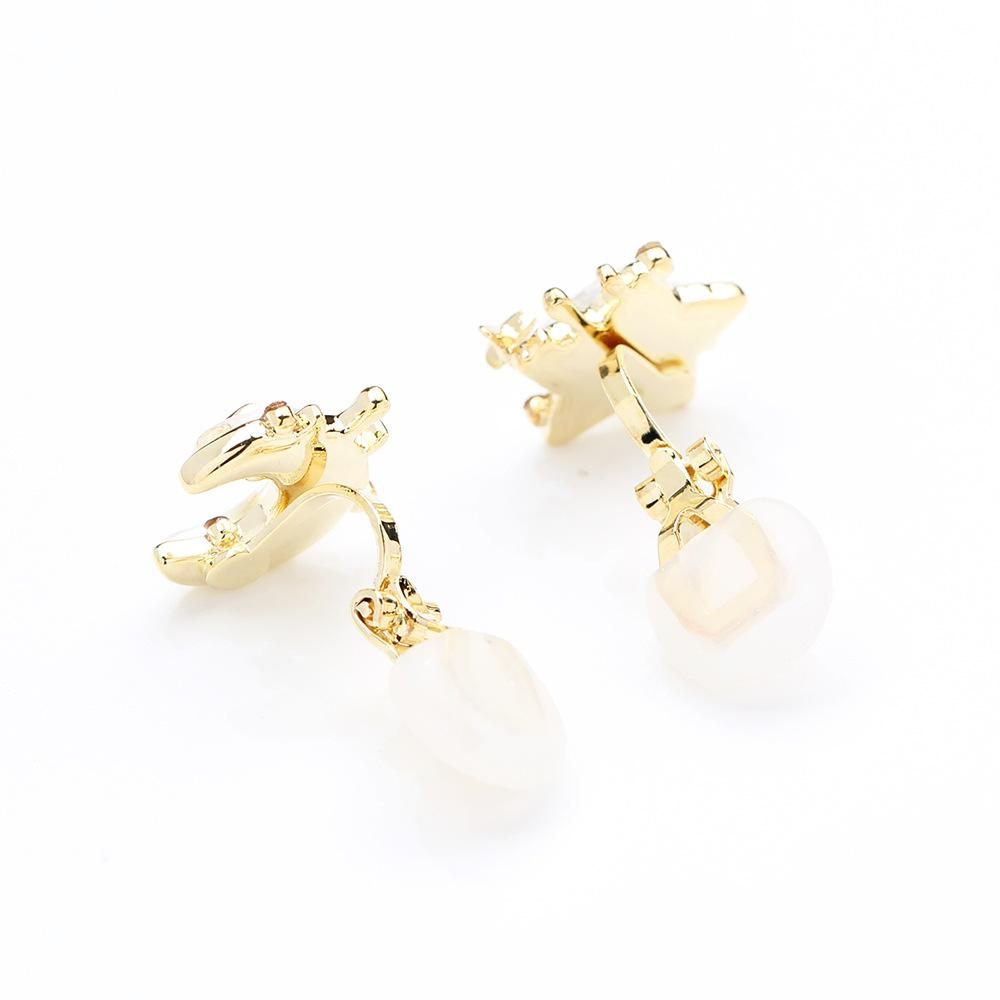 Sweet temperament, cute, exquisite, asymmetrical resin star and moon earrings, simple and versatile, pierless earclips, children's earrings.