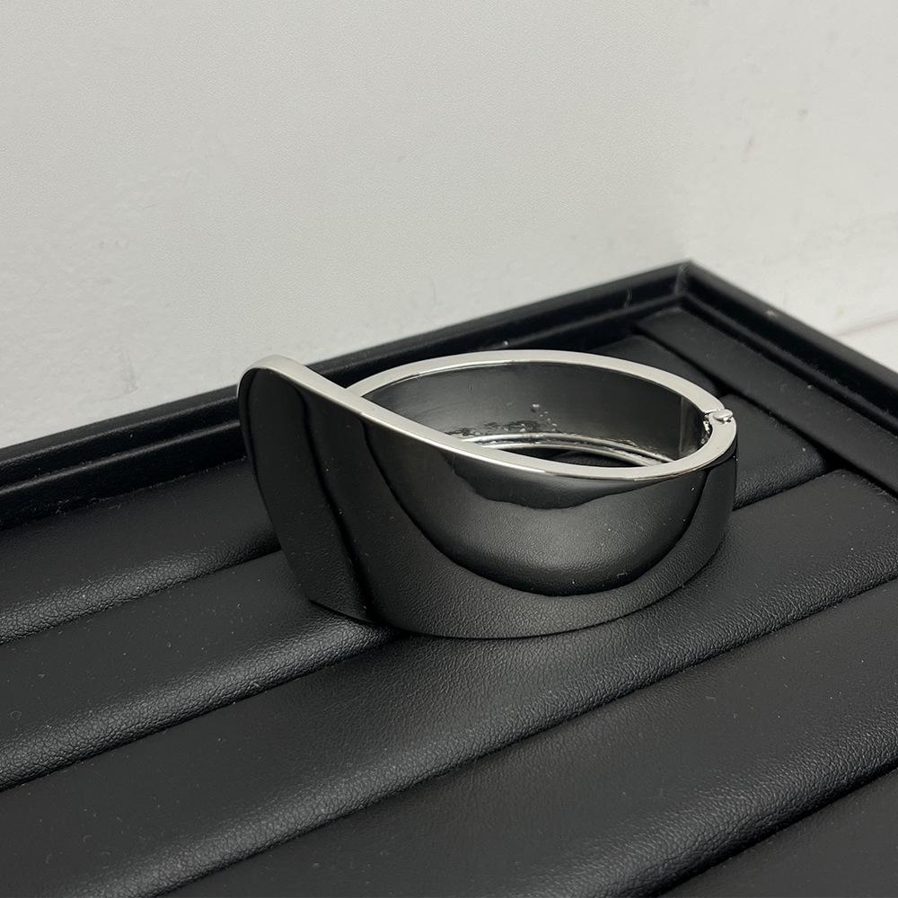

Metal wind triangular opening bracelet, exaggerated personality, simple and high-end bracelet, niche cold wind jewelry