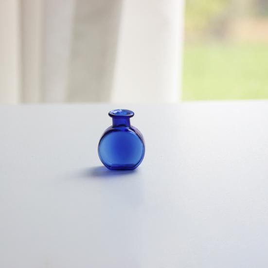 Miniature Vase, Tiny Blue Glass Vase, Small Flower Holder, Cute Mini Vase for Miniature Houses DIY Refrigerator Magnets (Magnets Not Included)