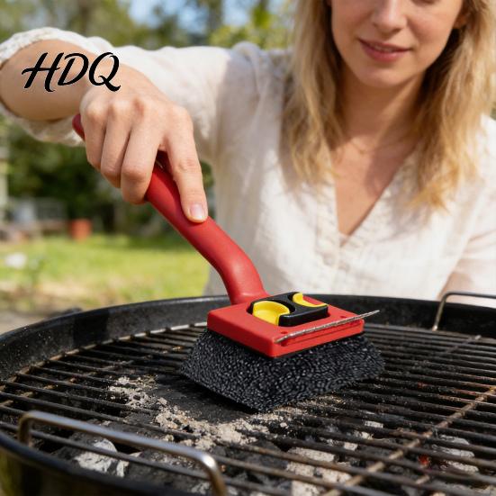 Easy Grip Grill Brush Cleaning with Replaceable Pads Burr-Free Scraper Removable Pad Built-In Grease Remover BBQ Cleaner Outdoor Tool Non-scratch