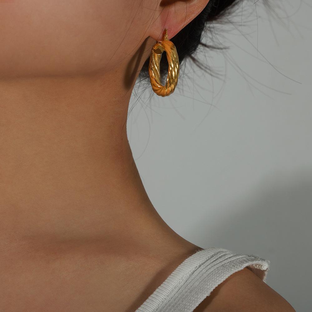 European Retro Style 18k Gold-Plated Copper Twisted O-Shaped Ear Cuff Earrings