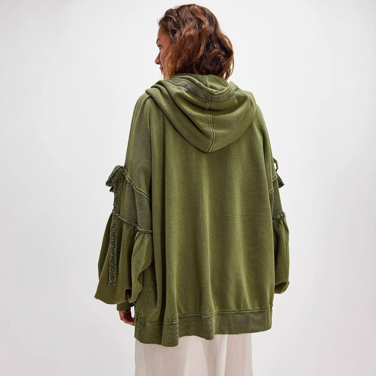 

Женская розовая куртка с капюшоном на молнии с деталью рукава-банта, белый топ и синие джинсовые шорты L