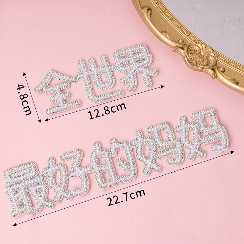 Minimalistischer Tulpen-Kuchenaufsatz mit frischen Blumen und Band für den Muttertag oder Geburtstag