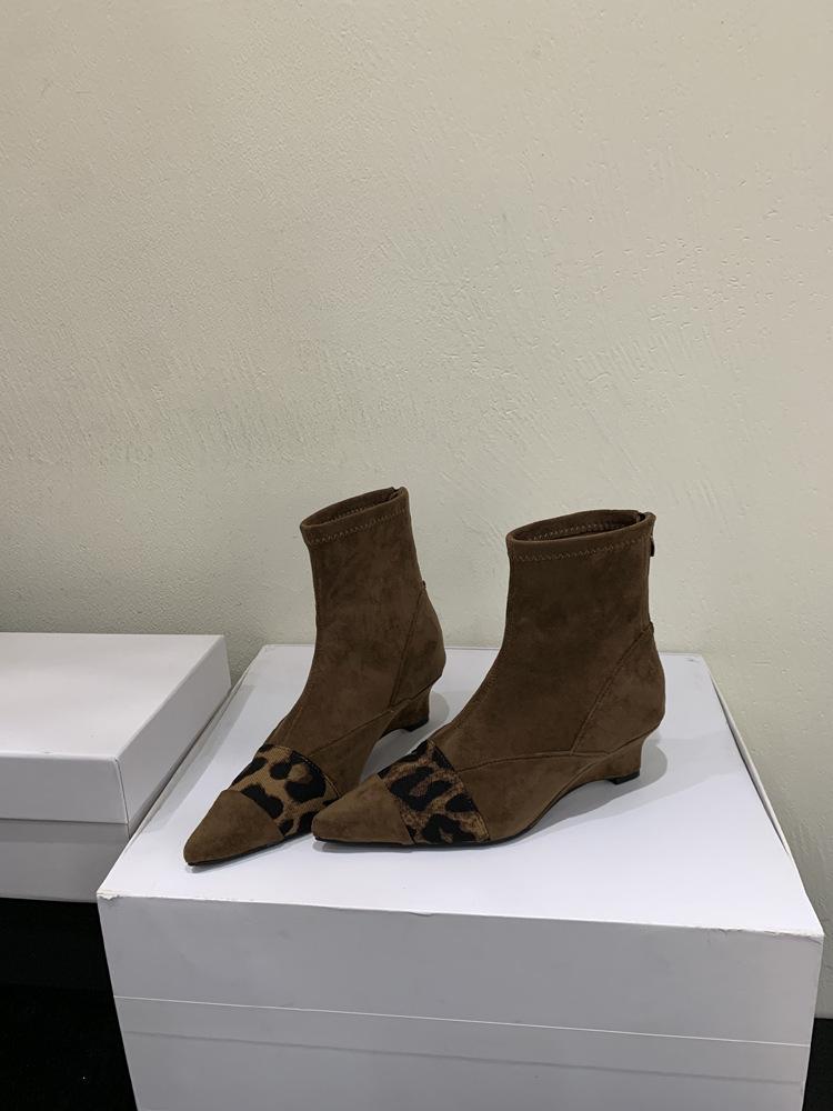 

Pointed boots short boots women s 2025 autumn and winter new high-heeled short women s boots niche thin boots design Martin boots 39 темно-коричневого