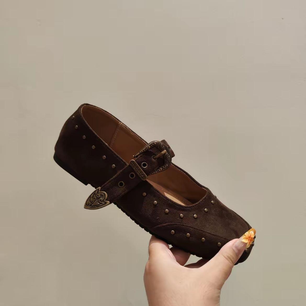 

Ретро модные туфли Мэри Джейн с квадратным носком и заклепками женские осенние 2025 новые с ремешком на одной пряжке с мелким вырезом очень красивые одинарные туфли 40 темно-коричневого