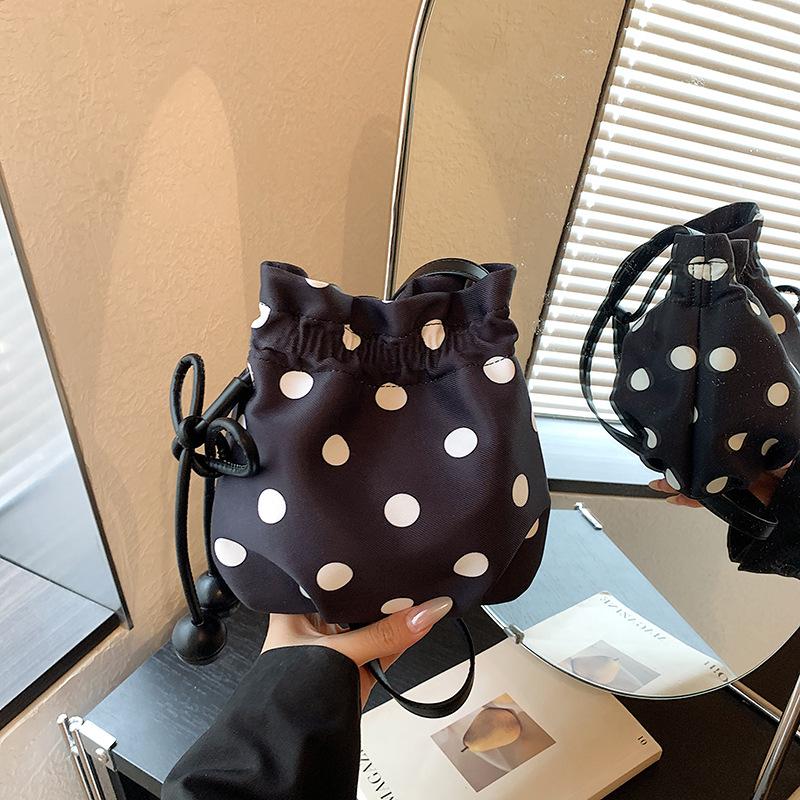 Versatile niche design polka dot drawstring bucket bag women's new commuter bag single shoulder messenger bag