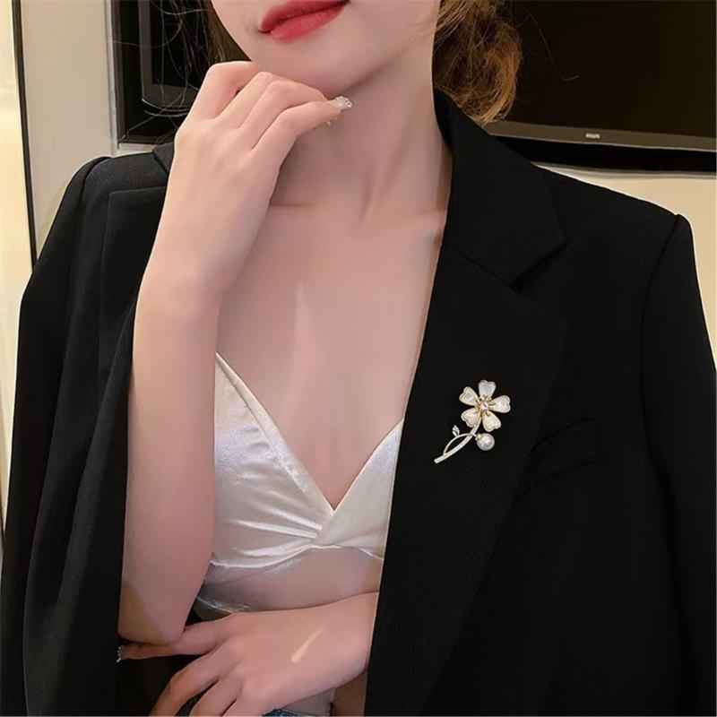 Elegant Pearls Shell Flower Brooch Zinc Alloy Secure Pin Formal Occasion Jewelry Accessory Clothing Accessories
