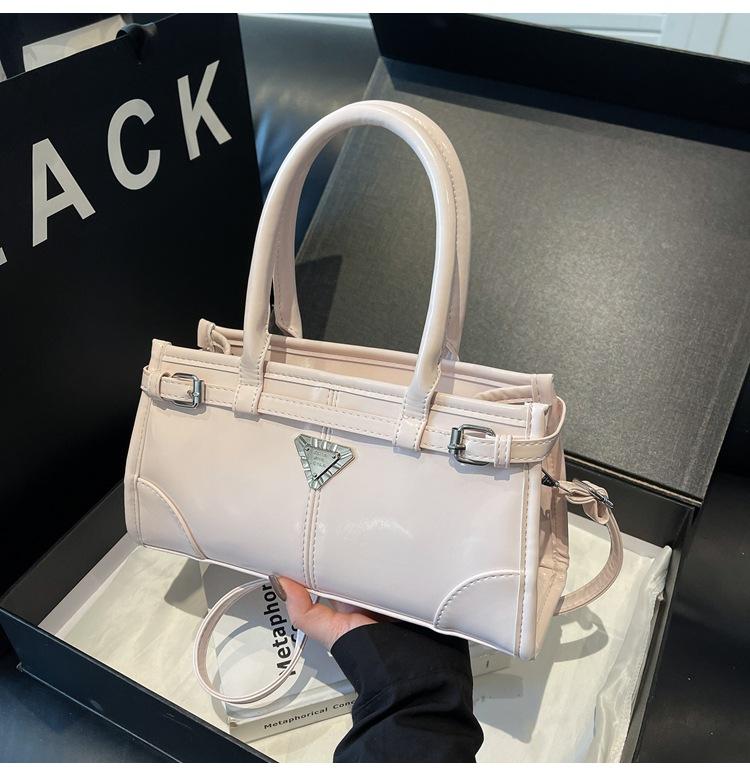 

Модная портативная маленькая сумка женская 2025 новая нишевая сумка через плечо простая универсальная сумка-мессенджер