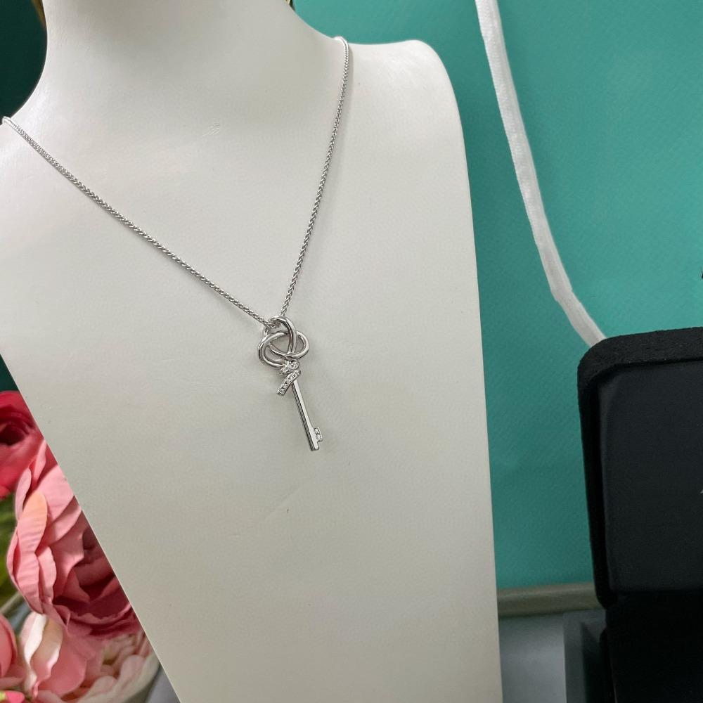 

Half Diamond Knot Key Necklace Women s 18k Rose Gold Diamond Fashion Versatile Light Luxury Temperament Clavicle