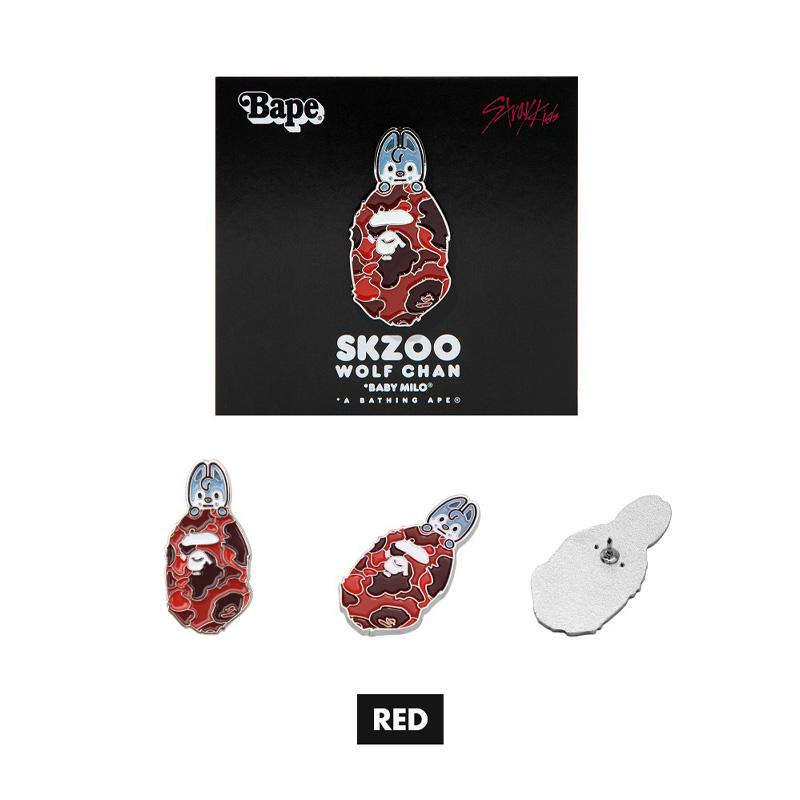 

[ПРЕДЗАКАЗ] STRAY KIDS × BAPE – МЕТАЛЛИЧЕСКИЙ ЗНАЧОК (8 типов) RED