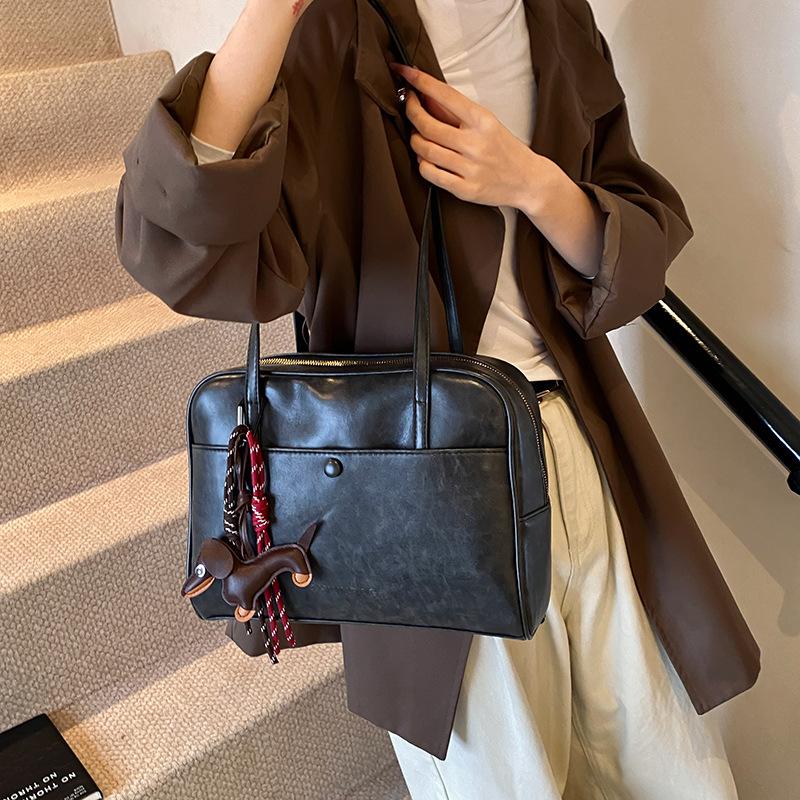 

Simple and large-capacity pillow bag women s 2025 autumn and winter small fresh and fashionable leisure commuting armpit bag work shoulder bag 31*10.5*23 чёрный