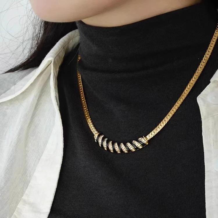 Vintage High-End Zircon-Inlaid Geometric Snake Bone Choker Necklace