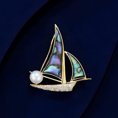 Die Brosche "Gute Fahrt" ist ein hochwertiges Damendesign mit einer einzigartigen und exquisiten Segelboot-Korsage.