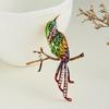 Exquisite Strassvogel auf Ästen sitzend für Damen Herren Cartoon Süßer Kolibri Emaille-Anstecker Tierabzeichen Kleidung Schmuck