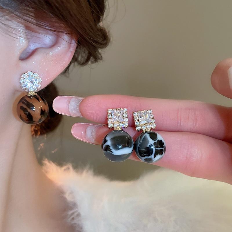 

Женские простые сферические серьги с коричневым леопардовым принтом коричневый