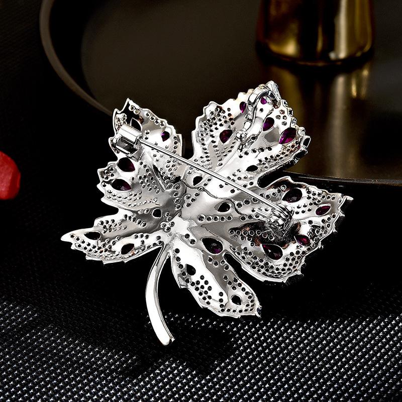 Full of diamonds retro British design sense maple brooch temperament suit accessories exquisite leaves high-end