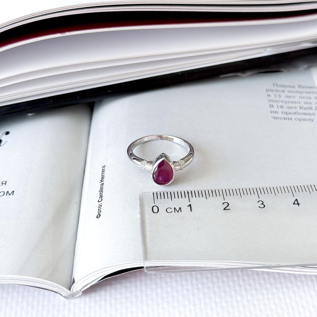 Серебряное кольцо с натуральным рубином 1.45ct, фианитами, вес изделия 2,3 гр (2165668)