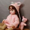Boneca bebê reborn realista com cabelo cacheado implantado, menina, realista, 55 cm, corpo inteiro de vinil, simulação, boneca, roupa de malha, porquinho rosa, brinquedo de bebê