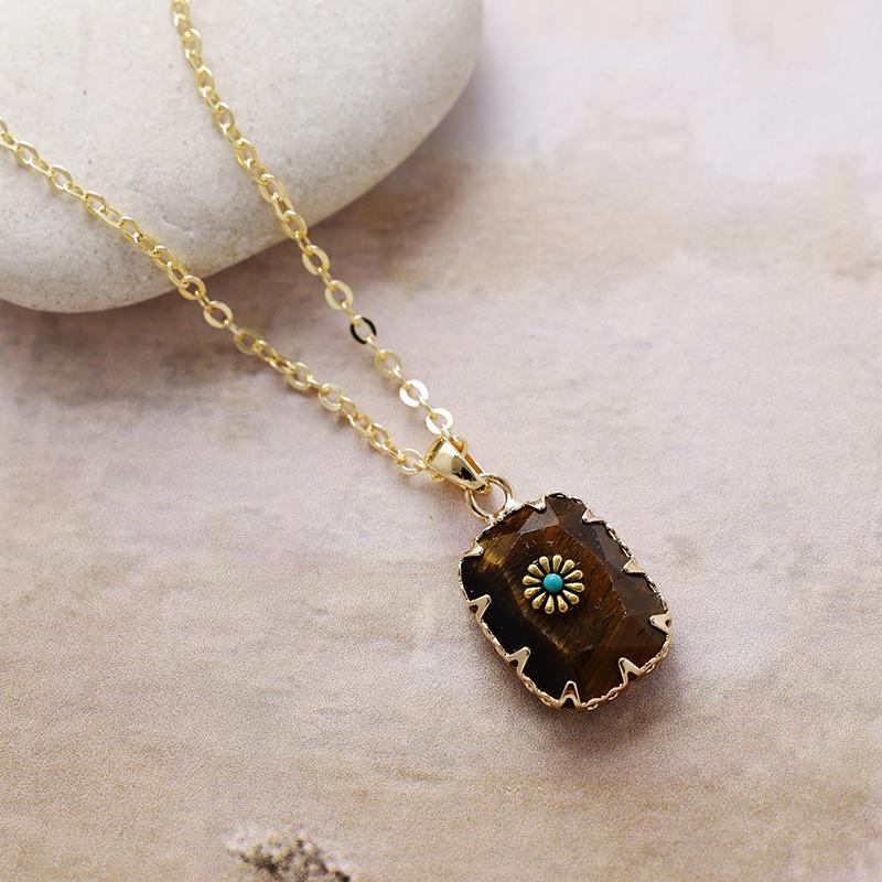 Luxury exquisite Japanese and Korean hot-selling retro natural stone crystal geometric pendant copper-plated real gold necklace, couple jewelry