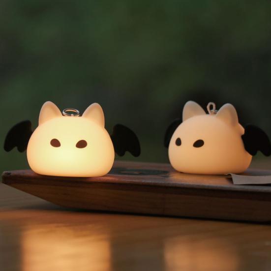 Llavero Luz Nocturna en Forma de Murciélago con 8 Modos de Color Lámpara LED de Silicona Portátil Recargable para Bolso Decoración de Halloween Camping Senderismo Dormitorio Regalo