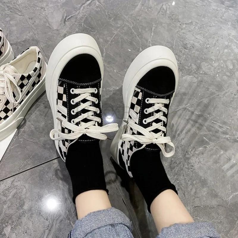 Les chaussures en toile à damier à semelles épaisses sont des chaussures décontractées confortables, respirantes, antidérapantes, à la mode et polyvalentes