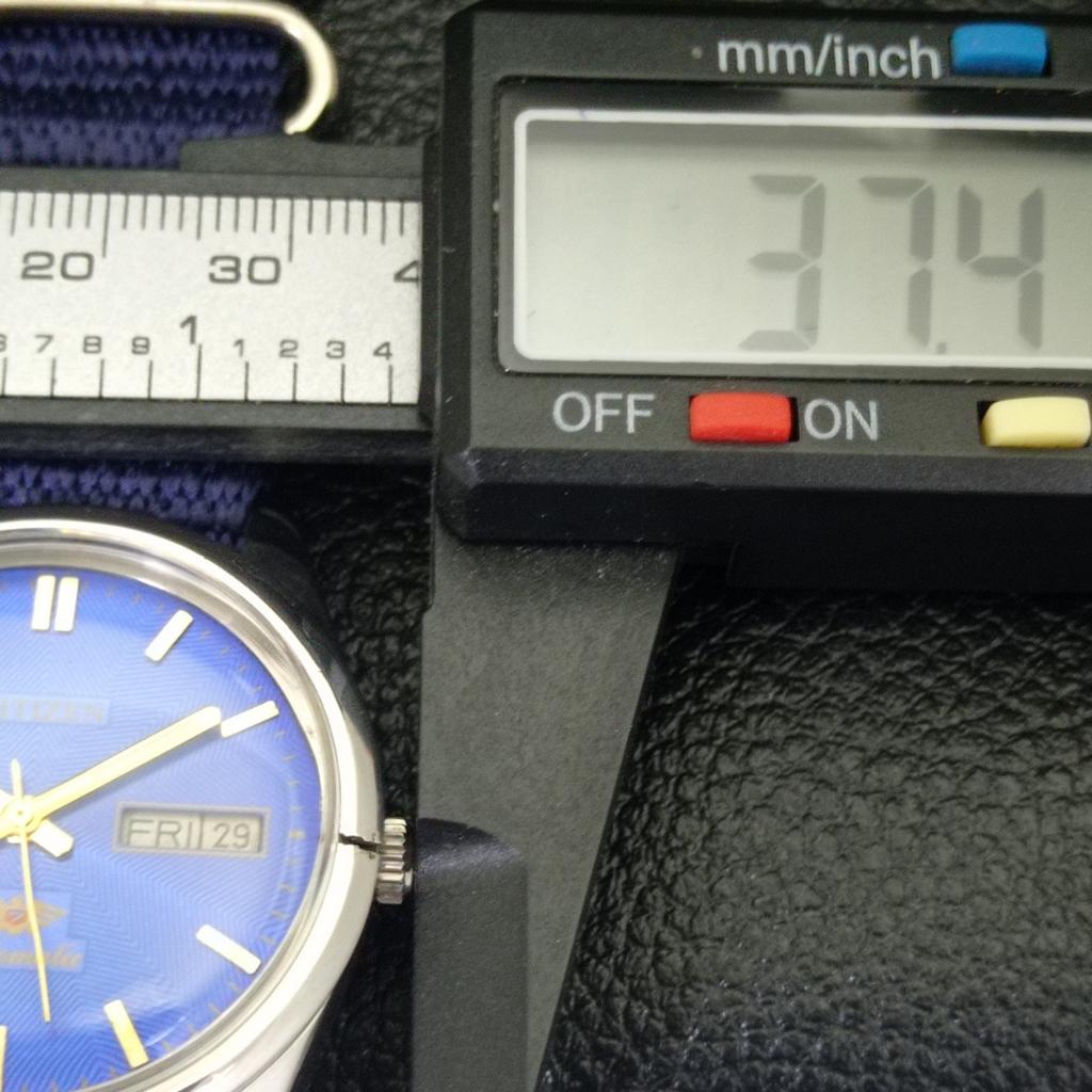 GEBRAUCHTE CITIZEN AUTOMATIC 8200 JAPAN HERRENUHR MIT TAG- UND DATUM-ARMBANDUHR UND BLAUEM ZIFFERBLATT a432808-2 R113-a432808