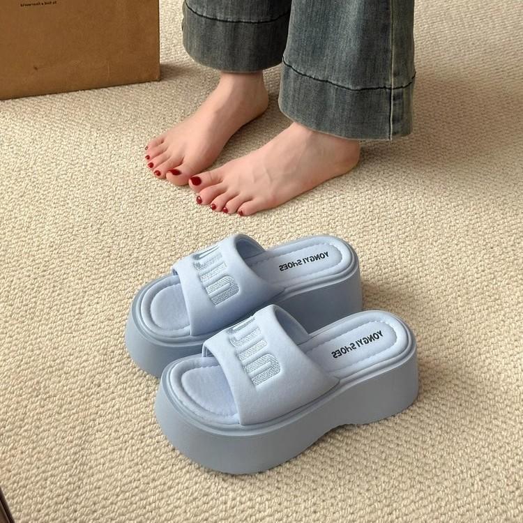The slope heel is heightened and versatile, the open-toed cool slippers are worn outside women's shoes in the summer of 2025, and the new small man ha