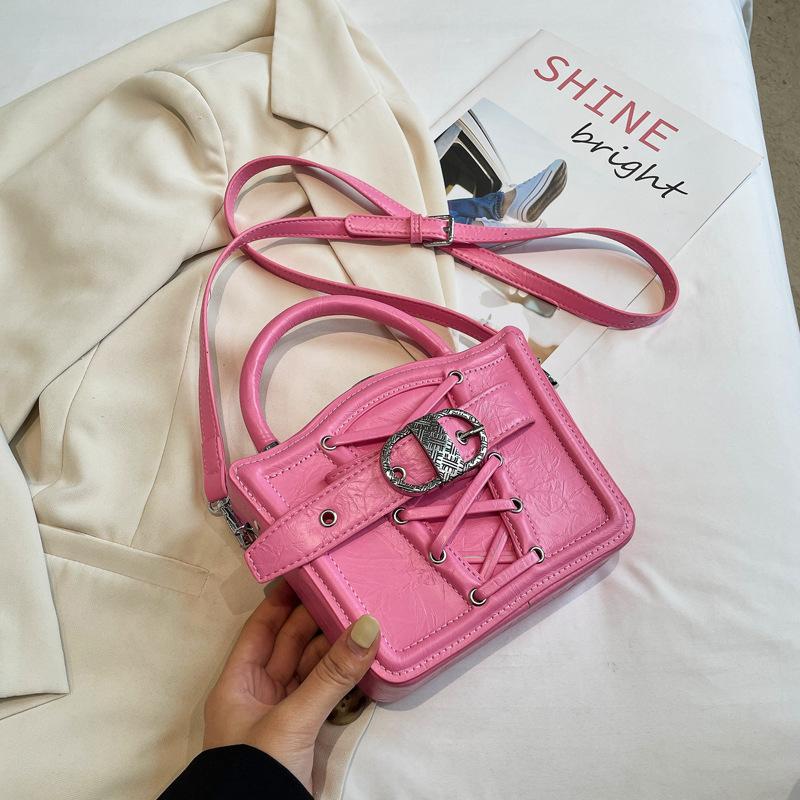 

Simple casual and fashionable commuter portable small bag women s 2024 new niche design small square bag crossbody shoulder bag рожевий