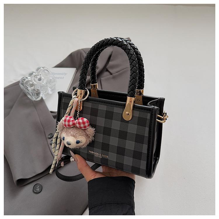 

Korean version of foreign style portable small bag women s 2025 new fashion plaid small square bag high-end single shoulder messenger bag tide чёрный