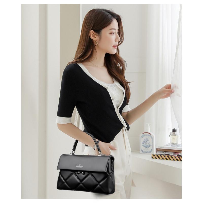 A Classic Women's Handbag—the Perfect Choice for Everyday Use