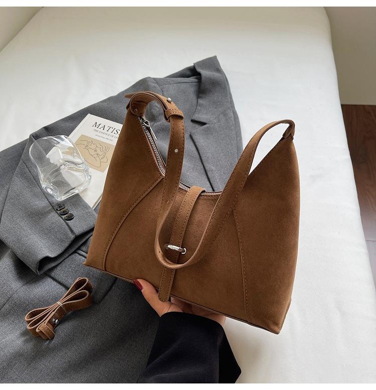 

Fashion niche design armpit bag women s bag 2025 new retro polished super fire commuter bag large capacity messenger bag коричневый