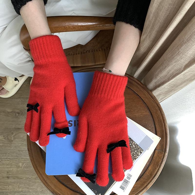 

A New Warm Touchscreen Glove for A Cute Korean Cyclist with A Winter Bow and Five Fingers In average size