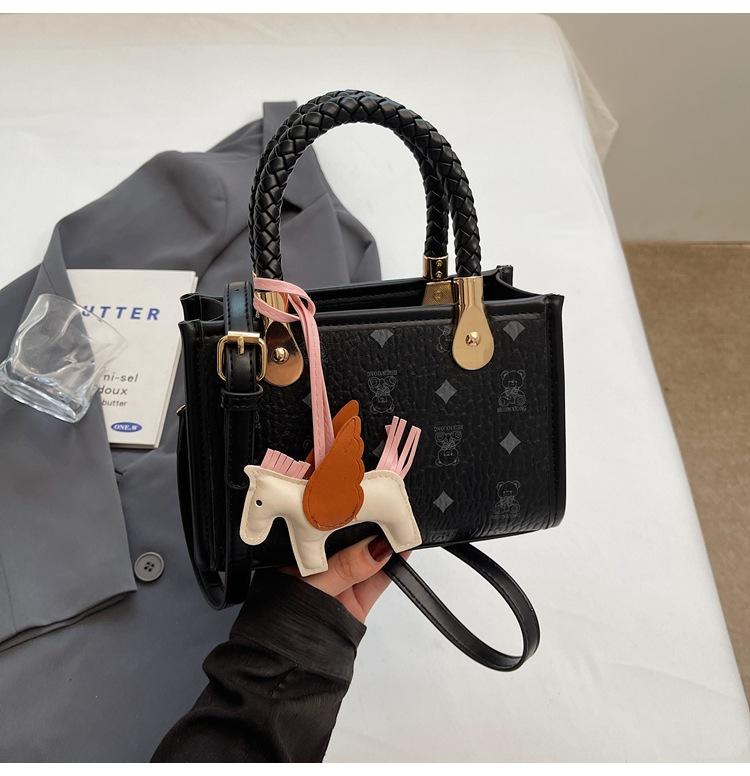 2025 New Popular Fashion Printed Handbag Women's High-end Sense Versatile Simple Shoulder Messenger Bag