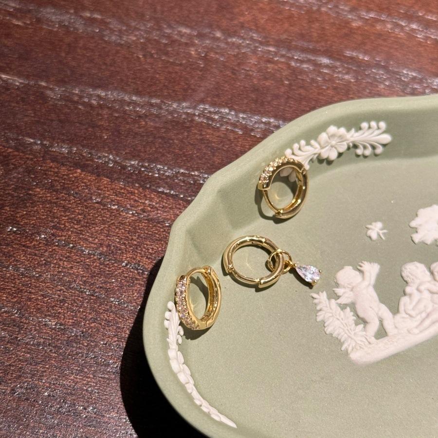 

Jennifer has the same asymmetrical water drop small ear ring earrings, niche design, personalized and simple two-wear ear buckle earrings.