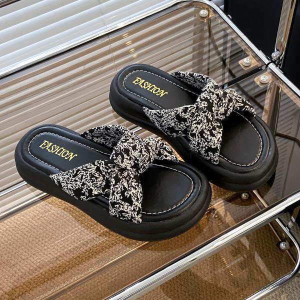 Fashion Slippers Women Summer Luxury Slides Sliders Shoes Pantofle Shale Female Beach Platform Designer Rubber 2025 Sabot Fashion