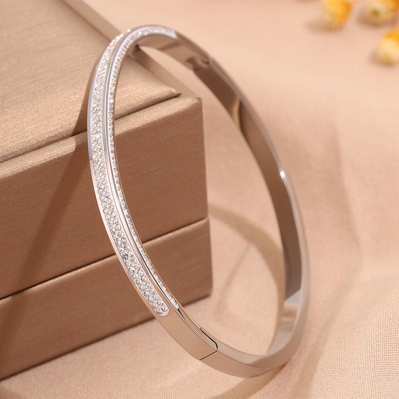 Hot-selling titanium steel bracelet, girls' high-end sense of fashion, popular light luxury in Europe and the United States, Gypsy star love diamond