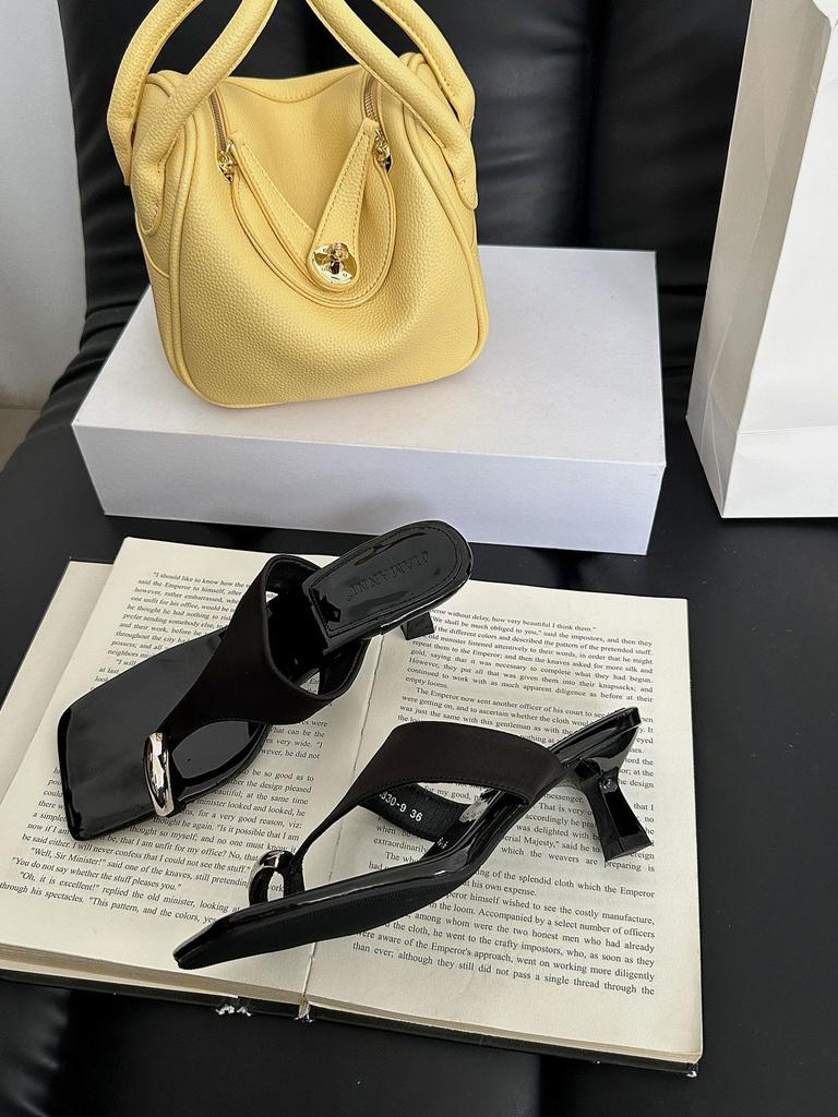 Grape mother, the same 2025 new fashionable metal cover, toe square head, thin high heels, and cool slippers for women's summer.