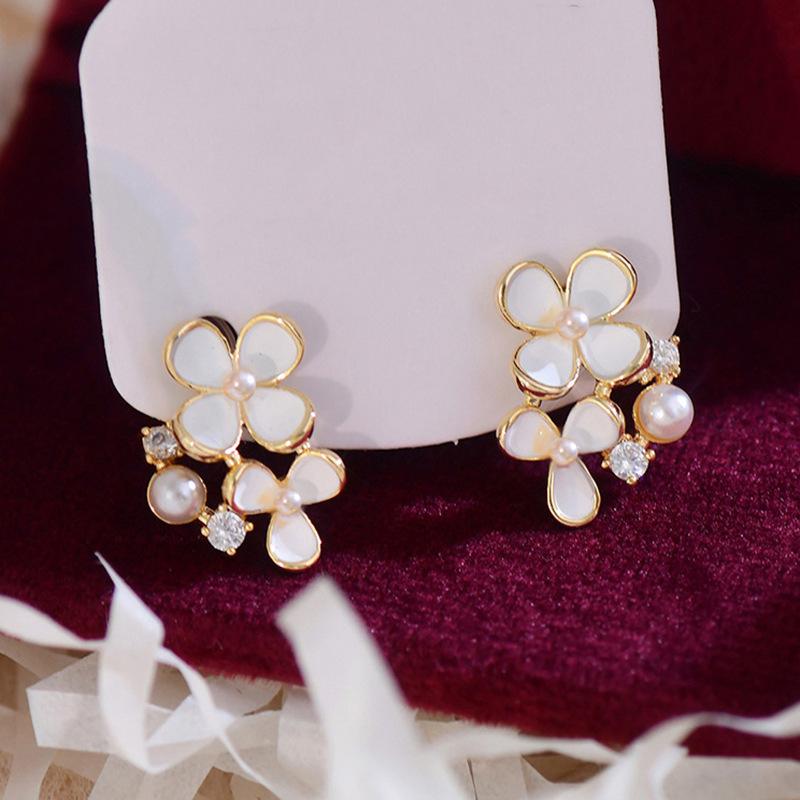 Factory Direct Supply of Flower Imitation Pearl Stud Earrings, Gentle Temperament Copper-plated Imitation Gold Earrings, Fresh and Versatile Earrings