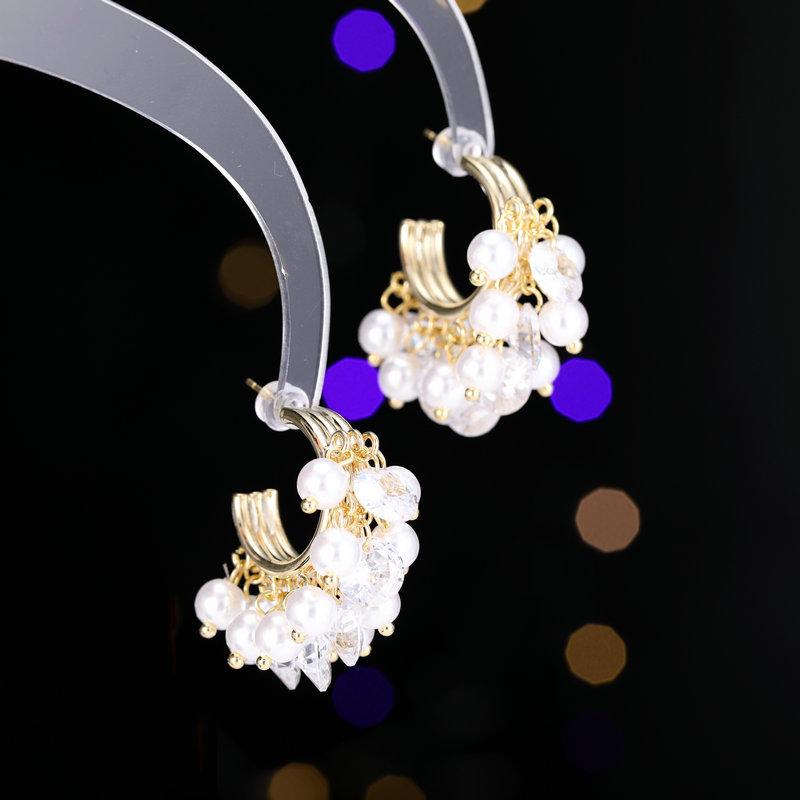 

Женские серьги-полукольца с жемчужными шариками в виде цветов, бижутерия класса люкс, модные и универсальные, с уникальным дизайном