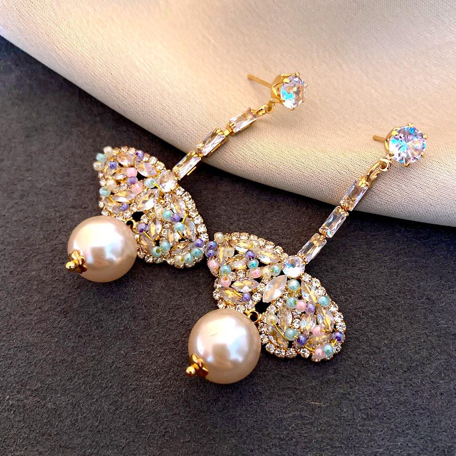 Vintage court style with diamond wings, pearl earrings, stud earrings, exquisite and sweet earrings.