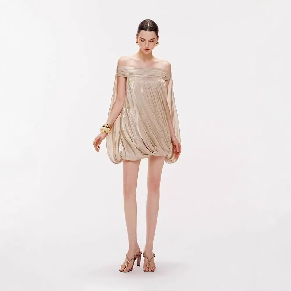 Vietnamesisches Nischen-Falten-Einschulter-Abendkleid mit figurschmeichelnder lockerer Drapierung