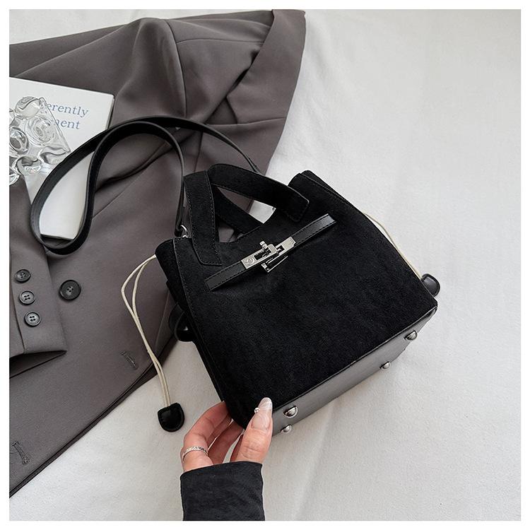 

Нишевая пряжка ремня сумка-корзина для овощей женская 2025 новая ретро матовая портативная сумка-ведро на плечо сумка-мессенджер чёрный