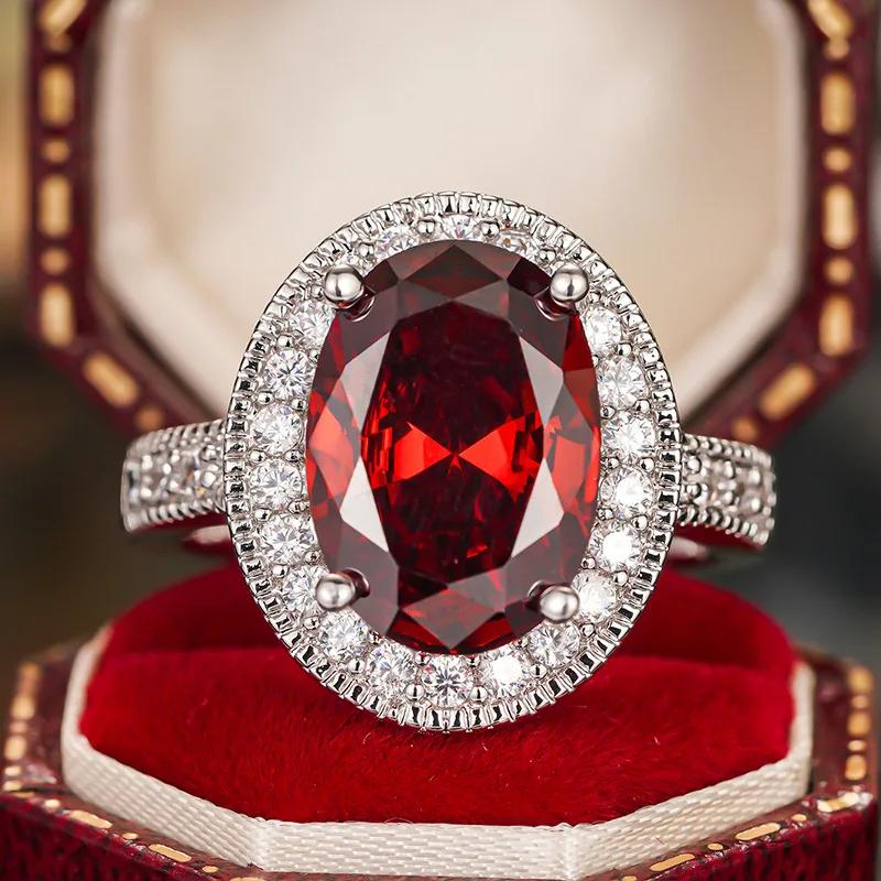 The Bride's Wedding Red Zircon Pigeon Egg Jewelry Is Fashionable and High-end, and She Attends The Banquet with A Stylish Ring