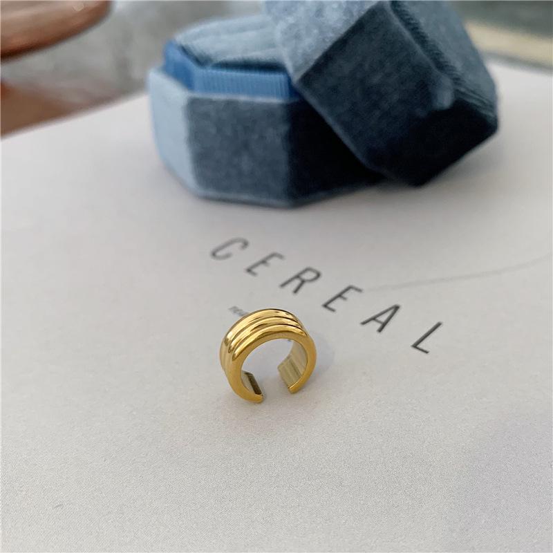 Orecchini a clip dell'orecchio: Bracciale a Tre Anelli Senza Foratura, Superficie Liscia con Stile Giapponese-Coreano Raffreddato in Oro.