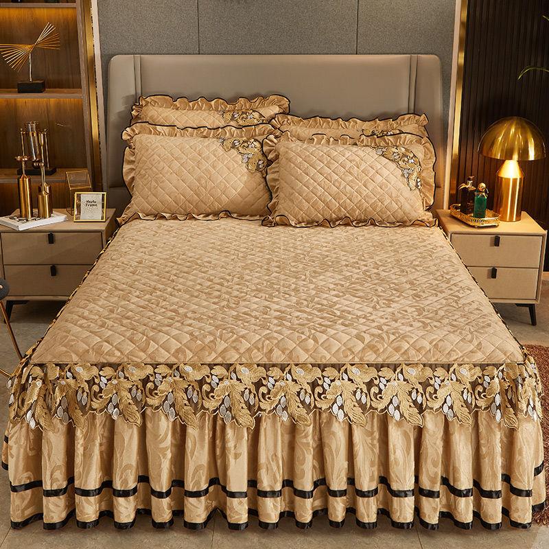Luxuriöse goldene Winter-Tagesdecke auf dem Bett, dicke Bettlaken im Bettrock-Stil, bestickte Bettdecken aus Baumwolle im europäischen Stil