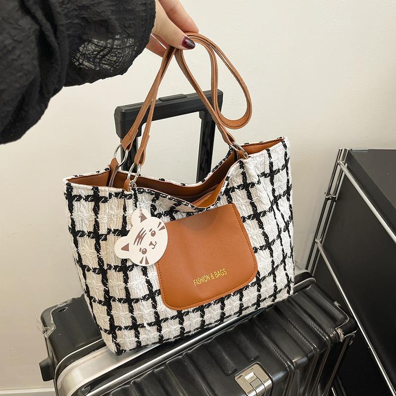 Summer Fashion New Women's Tote Bag Fashion Versatile Trend Student Large Capacity Shoulder Bag