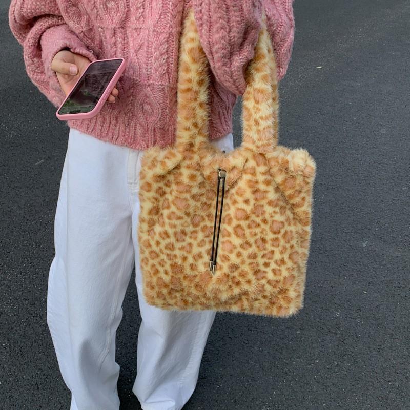 Sac Moelleux Grande Capacité Femme 2025 Nouveau Décontracté Peluche Douce Épaule Sac Fourre-tout Portable