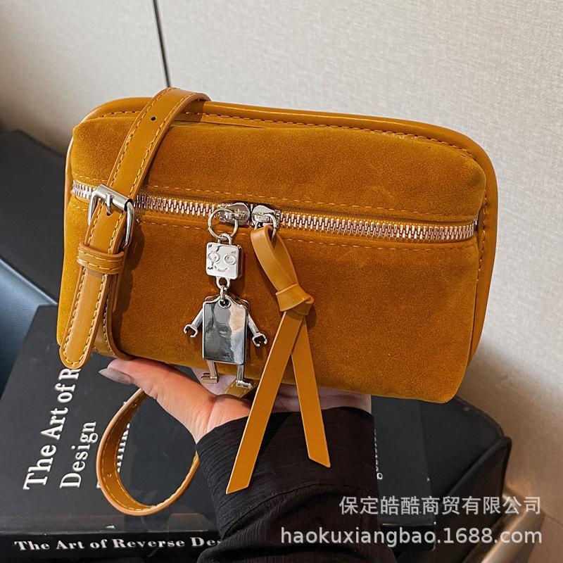 Retro Niche Suede Bag Women's 2025 New Autumn and Winter Versatile Messenger Bag Fashionable Mini Super Fire Mobile Phone Bag